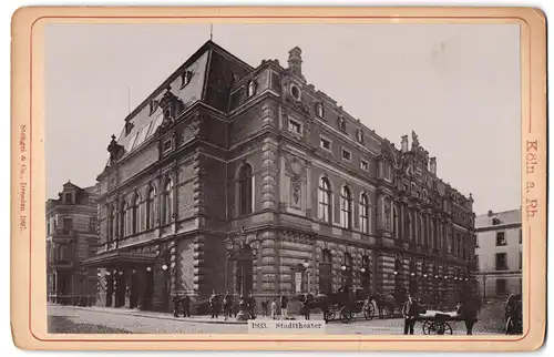 Fotografie Stengel & Co., Dresden, Ansicht Köln a. Rh., Partie am Stadttheater mit Pferdekutsche