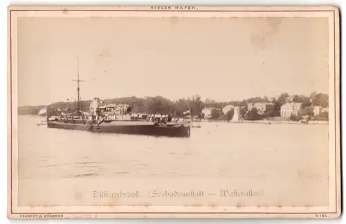 Fotografie Schmidt & Wegener, Kiel, Ansicht Kiel-Düsternbrook, Kriegsschiff bei der Einfahrt an der Seebadeanstalt