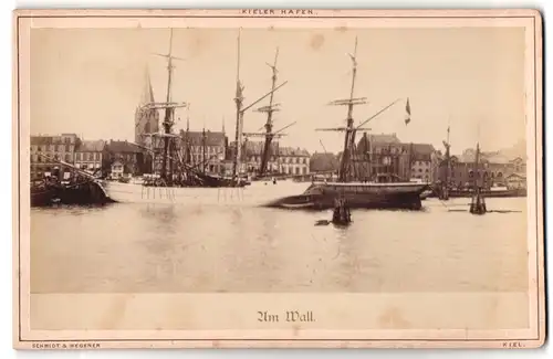 Fotografie Schmidt & Wegener, Kiel, Ansicht Kiel, Segelschiffe liegen vor Anker Am Wall