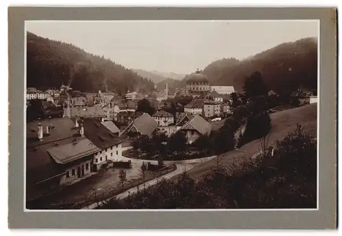 Fotografie unbekannter Fotograf, Ansicht St. Blasien, Blick in den Ort mit dem Kurhaus