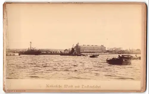 Fotografie Schmidt & Wegener, Kiel, Ansicht Kiel, Blick auf die kaiserliche Werft mit Dockeinfahrt