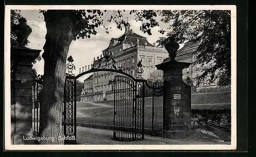 AK Ludwigsburg, Schloss vom Toreingang betrachtet
