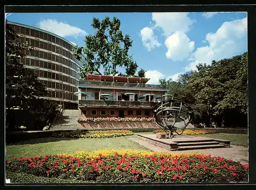 AK Frankfurt am Main, Am Untermainkai mit Cafe, Parkhaus am Theater und Denkmal