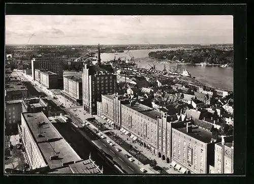 AK Rostock, Lange Strasse mit Passanten