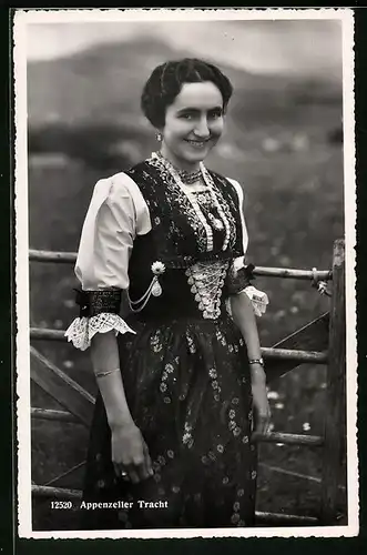AK Lächelnde junge Frau in Appenzeller Tracht