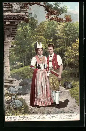AK Junges Paar in Appenzeller Tracht neben einem Holzhaus