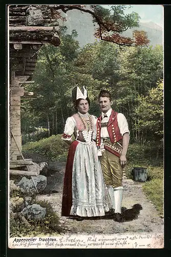 AK Junges Paar in Appenzeller Tracht neben einem Holzgebäude