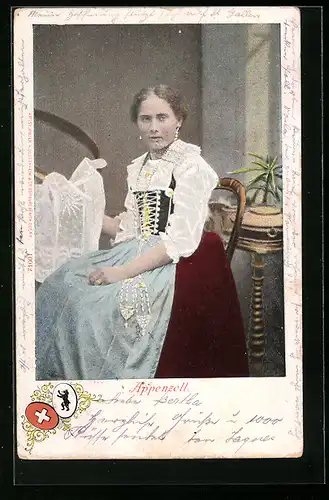 AK Dame in Appenzeller Tracht, in einer Stube sitzend, Wappen