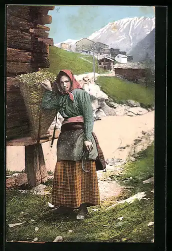 AK Junge Frau mit Sichel in Schweizer Tracht