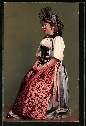 AK Junge Dame in Schweizer Tracht mit dunkler Kopfbedeckung
