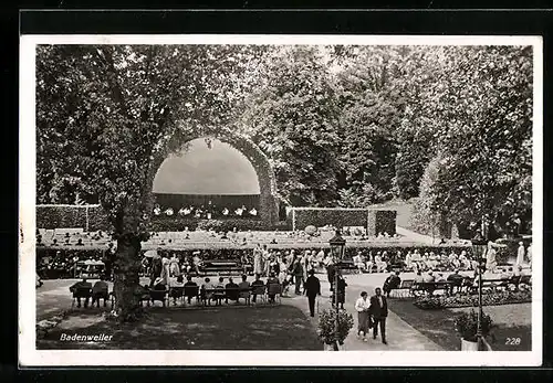 AK Badenweiler, Konzerthaus im Park mit Puplikum