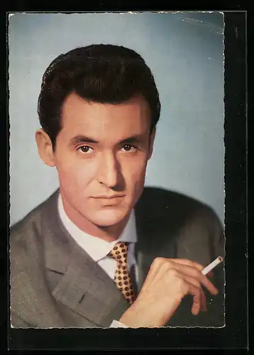 AK Schauspieler Silvio Francesco im Anzug mit Zigarette