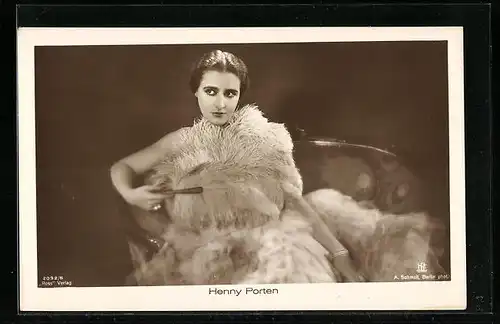 AK Schauspielerin Henny Porten mit Federfächer im Kleid