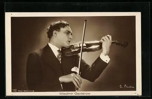 AK Schauspieler Wladimir Gaidarow spielt Geige