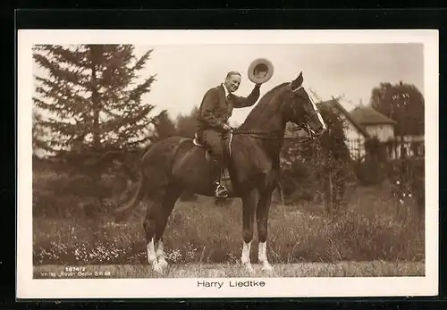 AK Schauspieler Harry Liedtke winkend auf einem Pferd