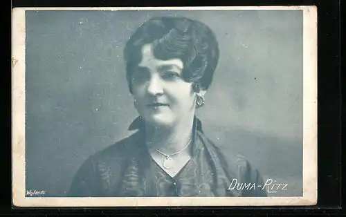 AK Schauspielerin Duma-Ritz in schwarzer Bluse