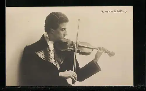 AK Schauspieler Sylvester Schäffer jr. spielt die Geige
