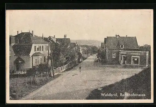 AK Waldbröl, Bahnhofstrasse mit Geschäft und Radfahrer