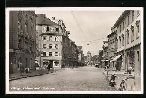 AK Villingen /Schwarzwald, Rietstrasse mit Hotel Blume Post und Geschäften