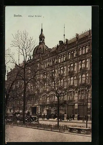 AK Berlin, Hotel Bristol mit Strasse und Droschken