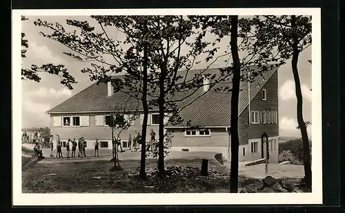 AK Althütte, Kinder spielen vor dem Landheim Lutzenberg des C. V. J. M. Ludwigsburg