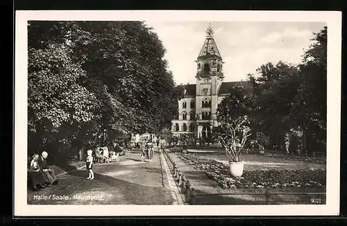 AK Halle a. Saale, Passanten vor der Hauptpost