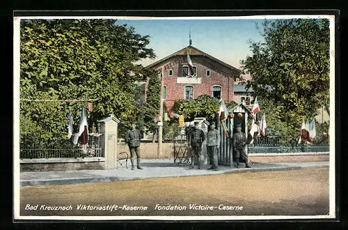 AK Bad Kreuznach, Partie an der Viktoriastift-Kaserne mit Soldaten in Uniform, Wachhäuschen
