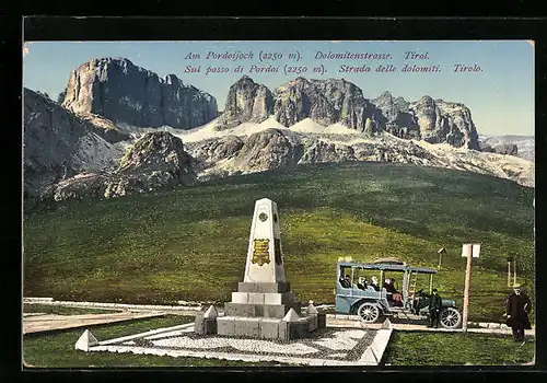 AK Pordoijoch, Obeliskendenkmal mit Omnibus an der Dolomitenstrasse