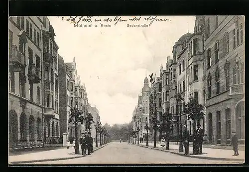 AK Mülheim a. Rhein, Sedanstrasse mit Passanten