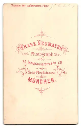 Fotografie Franz Neumayer, München, Neuhauserstr. 29, Portrait junger Mann mit Bart im Jackett