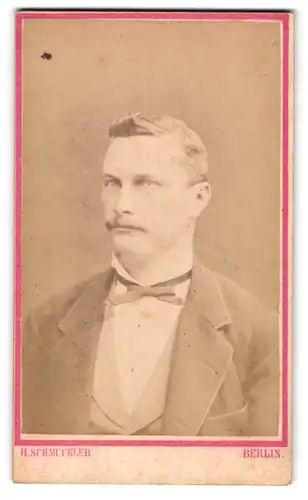 Fotografie H. Schmuckler, Berlin, Königs-Str. 52, Portrait charmanter junger Mann mit Schnurrbart