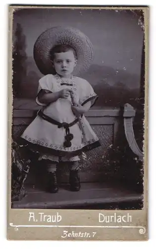 Fotografie A. Traub, Durlach, Zehntstr. 7, Portrait nielidches Mädchen mit Sommerhut und Flöte in der Hand