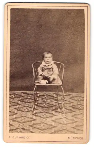 Fotografie Aug. Jawirsky, München, Rumforderstr., Portrait niedliches Kleinkind sitzt auf einem Stuhl