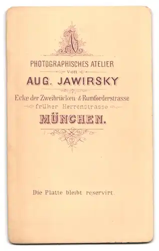 Fotografie Aug. Jawirsky, München, Rumforderstr., Portrait niedliches Kleinkind sitzt auf einem Stuhl