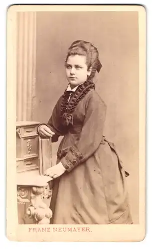Fotografie Franz Neumayer, München, Neue Pferdestr. 2, Portrait bildschönes Fräulein im prachtvollen Kleid