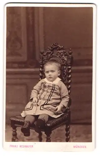 Fotografie Franz Neumayer, München, Neuhauserstr. 29, Portrait niedliches Kind auf einem Stuhl sitzend