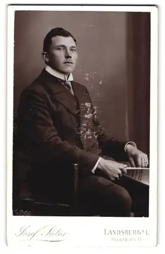 Fotografie Josef Sutor, Landsberg a. L., Hauptplatz 11, Portrait charmanter junger Mann mit Krawatte im Jackett
