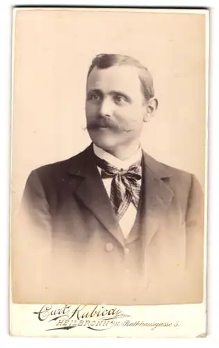 Fotografie Curt Kubica, Heilbronn a. N., Rathausgasse 5, Portrait stattlicher Mann mit Schnurrbart im Jackett