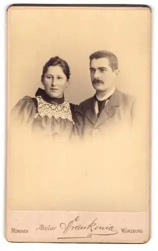 Fotografie Atelier Frankonia, Würzburg, Hofstr. 8, Portrait eines elegant gekleideten jungen Paares