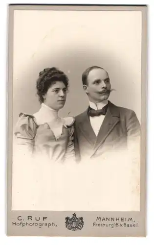 Fotografie C. Ruf, Mannheim, A 2. 7., Portrait eines elegant gekleideten Paares