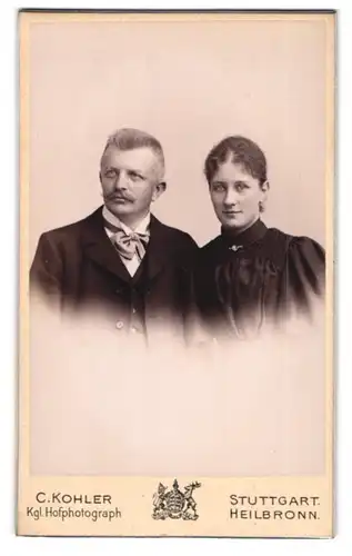 Fotografie C. Kohler, Stuttgart, Friedrichstr. 32, Portrait eines elegant gekleideten Paares