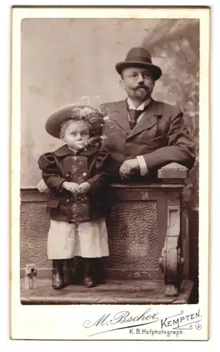 Fotografie M. Bscher, Kempten, Salzstr. K. 94, Portrait stolzer Vater mit Hut und Zwicker nebst süssem Kind