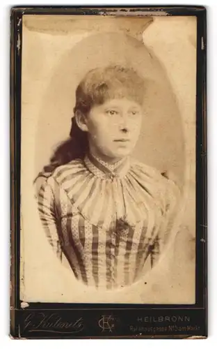 Fotografie G. Kutenitz, Heilbronn, Rathausgasse 5, Portrait schönes Fräulein in gestreifter Bluse