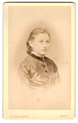 Fotografie Friedrich Kuntze, Erfurt, Bahnhofstr. 41, Portrait schönes Fräulein mit eleganter Brosche am Blusenkragen