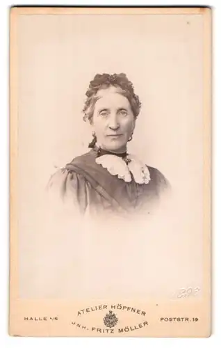 Fotografie Atelier Höpfner, Halle a. S., Poststr. 19, Portrait schöne Frau mit Rüschenkopfschmuck