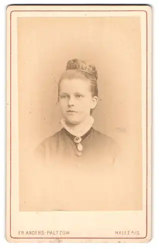 Fotografie Fr. Anders-Paltzow, Halle a. S., Gr. Ulrich-Strasse 35, Portrait bildschönes Mädchen mi Hochsteckfrisur