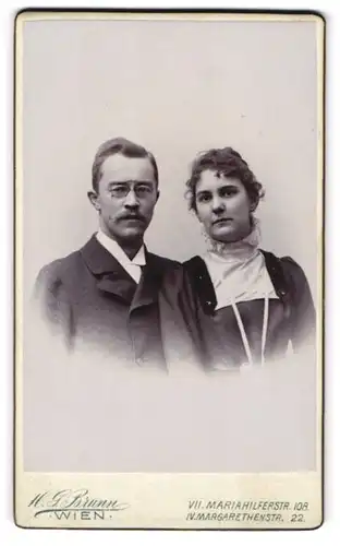 Fotografie H. G. Brunn, Wien, Mariahilferstr. 108, Portrait eines elegant gekleideten Paares