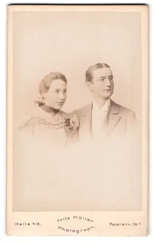 Fotografie Fritz Möller, Halle a. S., Poststr. 19, Portrait eines elegant gekleideten Paares