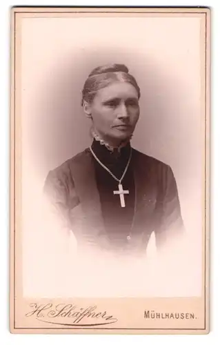 Fotografie H. Schäffner, Mühlhausen i. Thür., Portrait schöne Frau mit eleganter Halskette