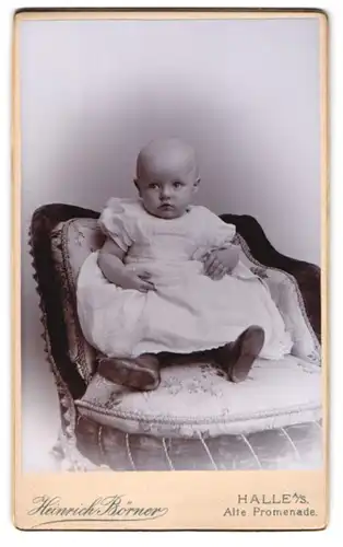 Fotografie Heinrich Börner, Halle a. S., Alte Promenade, Portrait süsses Baby im weissen Taufkleidchen